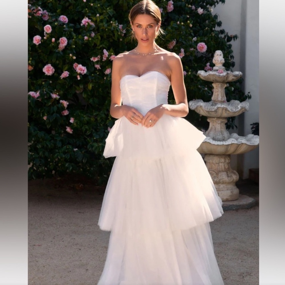 Elegant White Strapless Tiered Dress